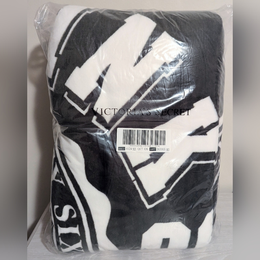 Victoria's Secret PINK Sherpa Blanket Vintage Green 60"X72" New 2021